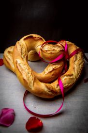 Французский багет в форме сердца ко Дню святого Валентина от сети кондитерских Paul холдинга Ginza Project